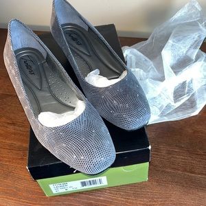 Sparkling Grey Trotters Size 8.5 M NWOT
